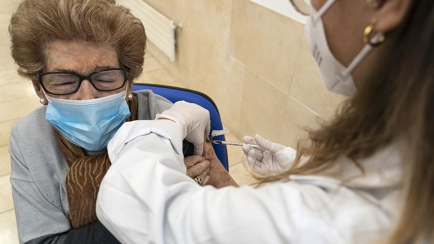 Una  mujer es vacunada en el Centro de Salud de Vargas, en Santander