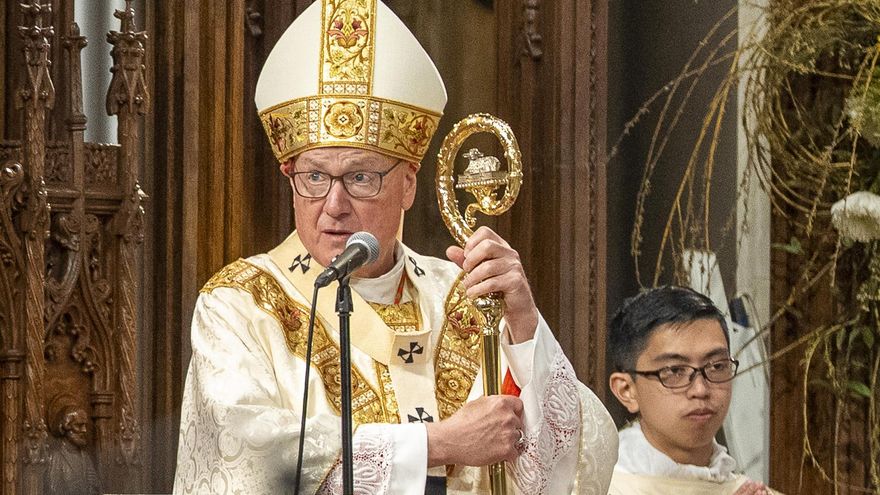 El cardenal Dolan, sobre la imagen de Trump vestido de papa: "No ha estado bien"
