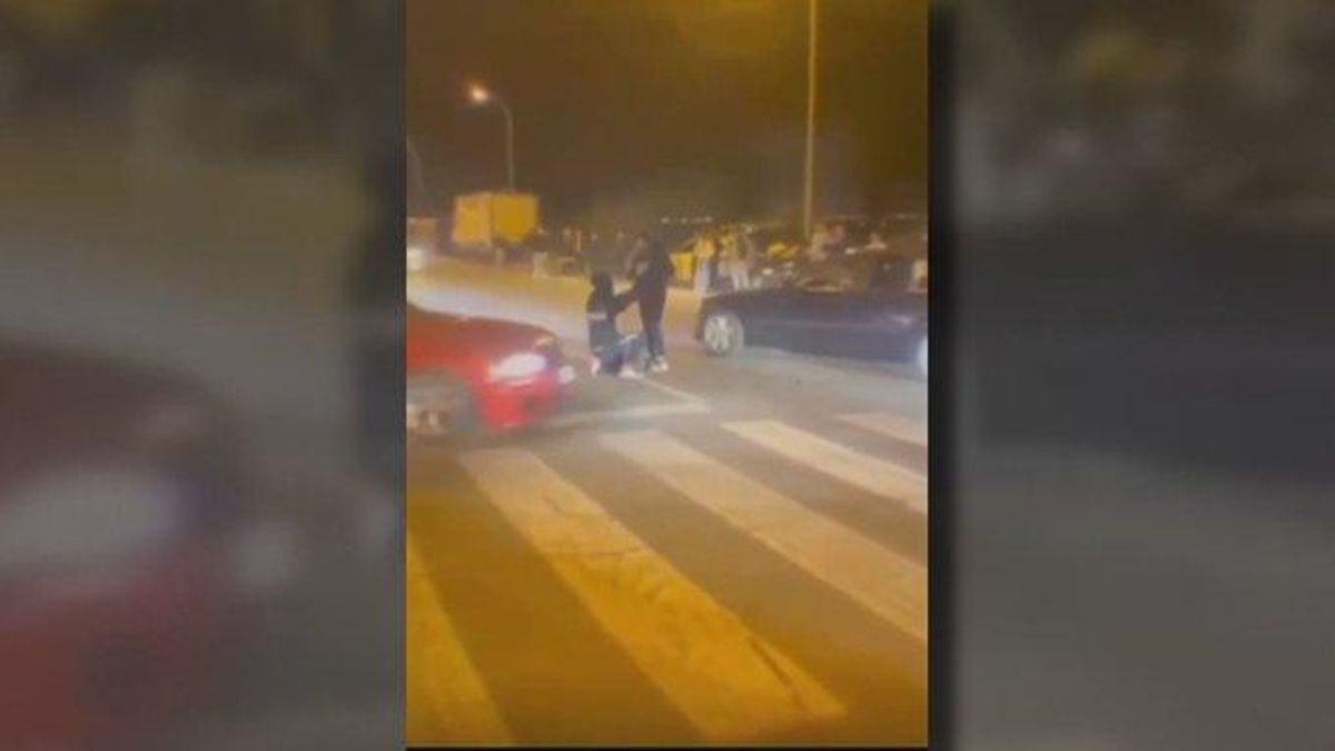Coches derrapando alrededor de la pareja antes del accidente.