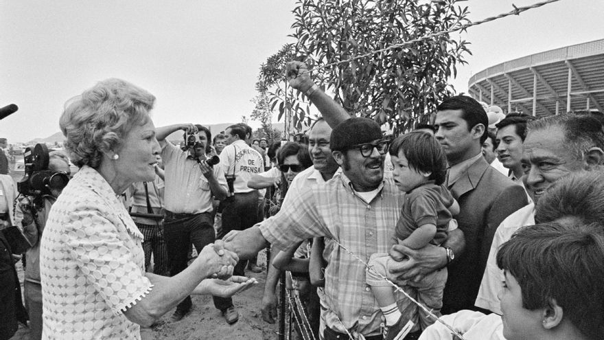 La primera dama Pat Nixon durante la inauguración del Parque de la Amistad, en agosto de 1971.