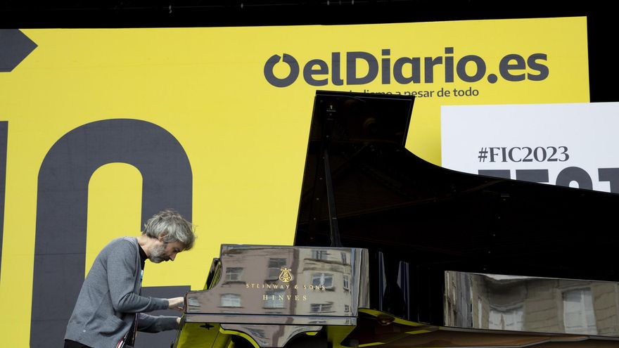 James Rhodes durante interpreta un tema al piano