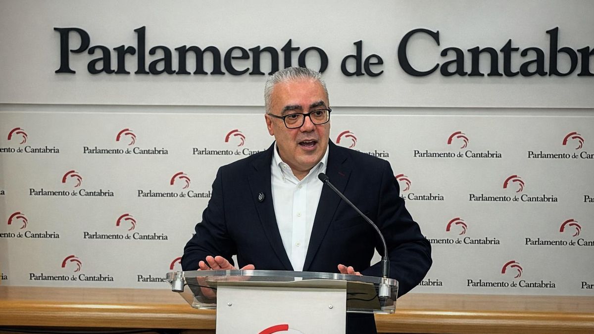El portavoz parlamentario del PRC, Pedro Hernando, en rueda de prensa.