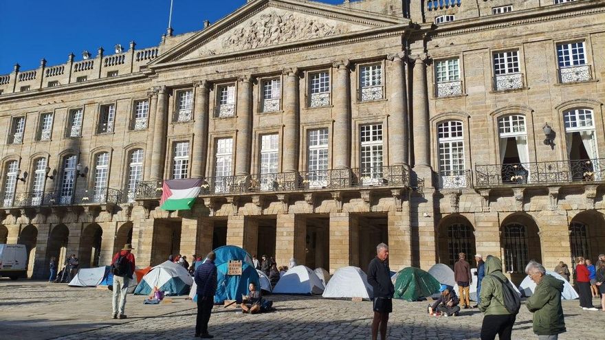 Decenas de personas acampan frente al Obradoiro de Santiago de Compostela para protestar contra las dificultades de acceso a la vivienda y contra un Gobierno y una Xunta a los que acusan de no estar tomando medidas