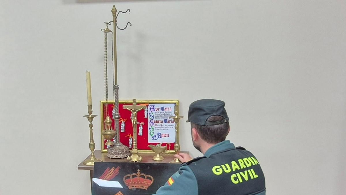 Objetos recuperados por la Guardia Civil de Baena.