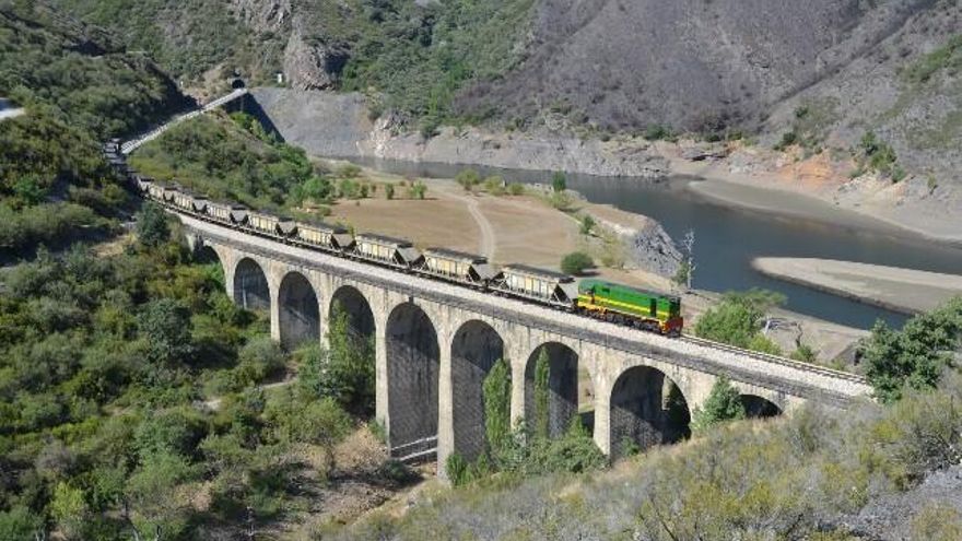 Puente del ferrocarril minero Ponferrada-Villablino sobre el Sil entre las localidades de Congosto y Santa Marina del Sil. // David Zamorano