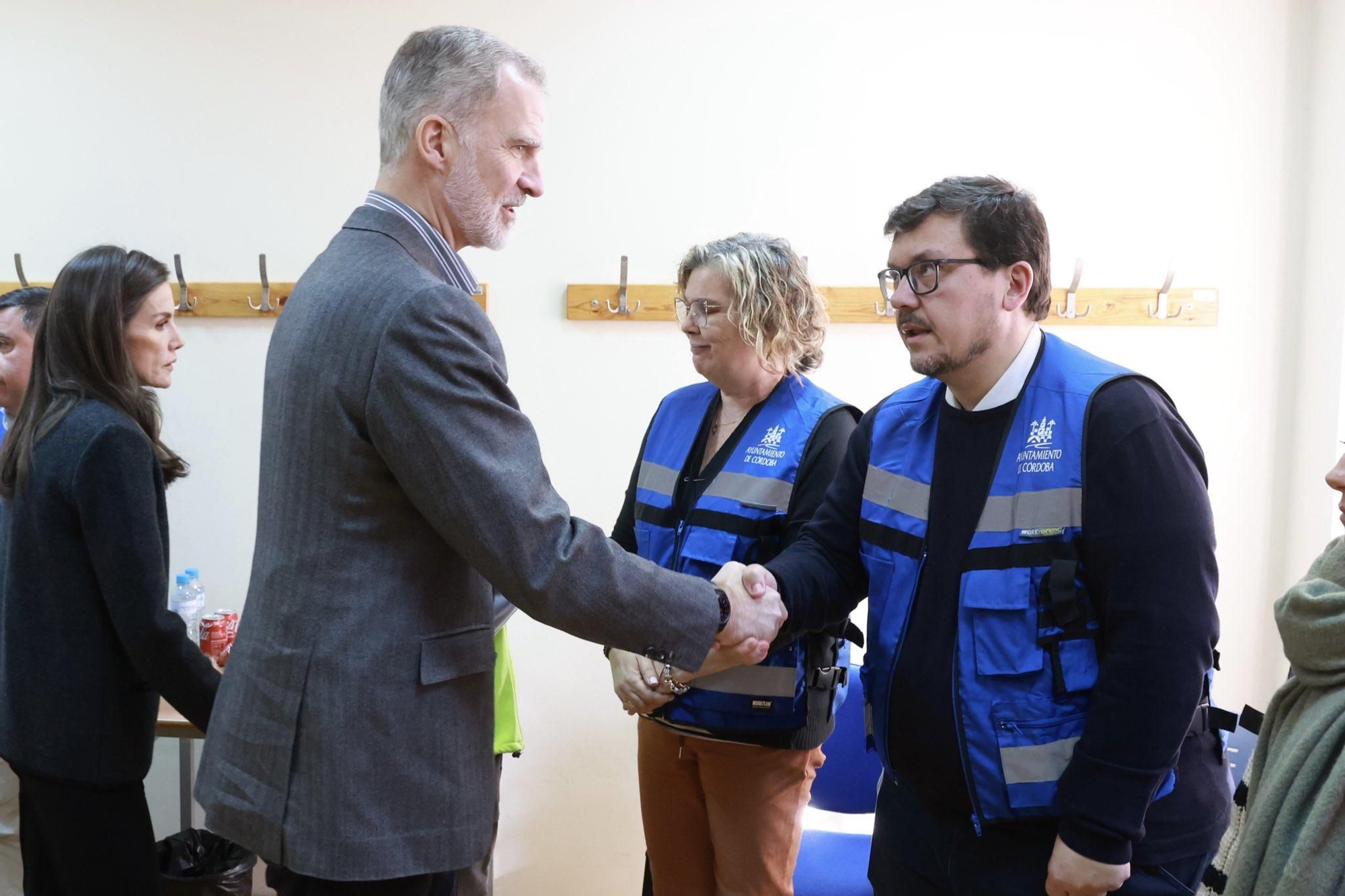 Los Reyes de España visitan a voluntarios y trabajadores en la tragedia de Adamuz