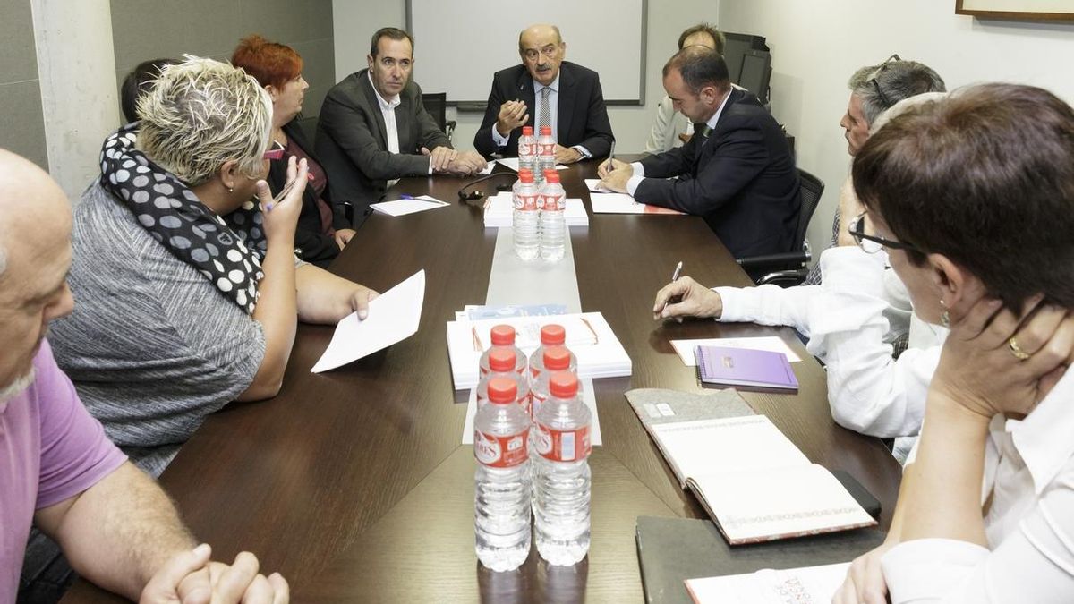 Miembros de plataformas antidesahucios con la dirección de la Consejería de Vivienda. |