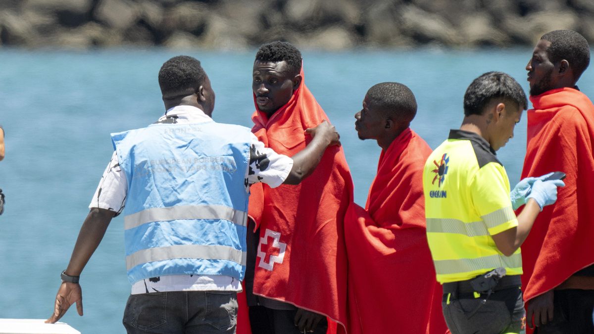 Salvamento rescata una neumática con 65 personas al este de Lanzarote