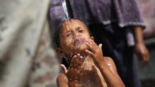 Imagen de archivo de una niña palestina juega con el agua en una casa en Nahr Al-Barid, al sur del pueblo de Khan Younis, en la Franja de Gaza. Según residentes locales y funcionarios palestinos, Gaza tiene sólo una fuente de agua dulce que se comparte con Israel y Egipto. | FOTO: EFE