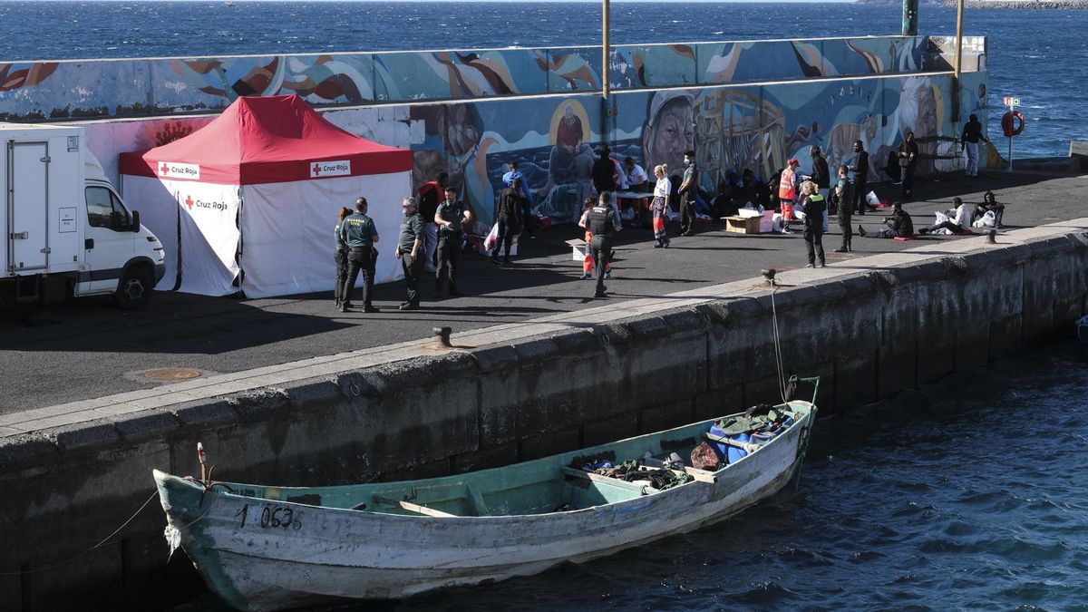 Un cayuco con 48 hombres de origen subsahariano a bordo ha llegado este miércoles al muelle de Los Abrigos, en el sur de Tenerife.
