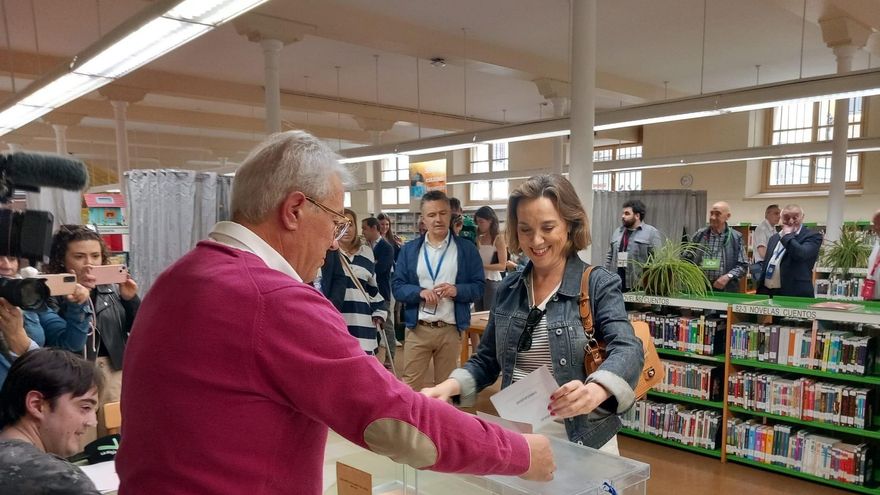 La secretaria general del PP, Cuca Gamarra, ejerce su derecho a voto en Logroño.