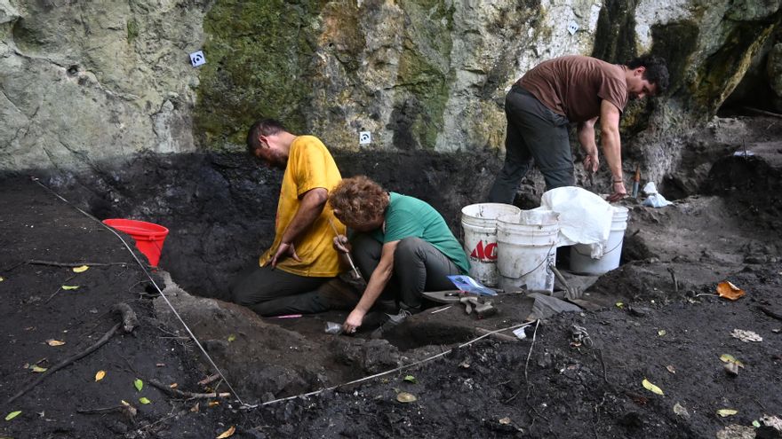 María Cruz Berrocal y su equipo en el yacimiento arqueológico de Taipingot.