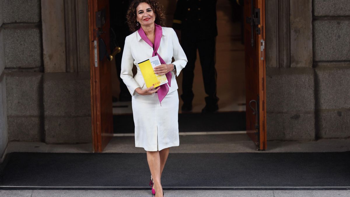 La ministra de Hacienda, María Jesús Montero, posa con 'el libro amarillo' antes de presentar el Proyecto de Ley de los Presupuestos Generales del Estado para 2023.