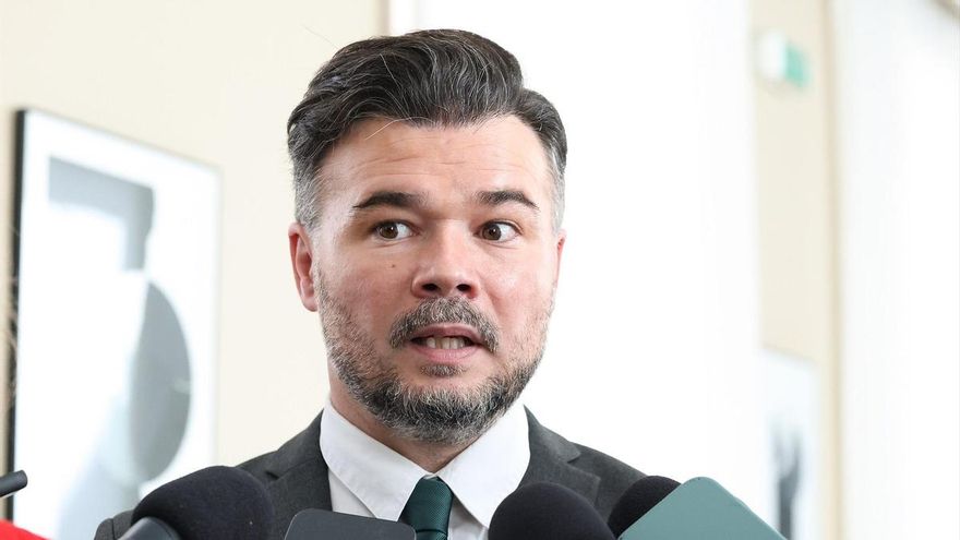 El portavoz de ERC en el Congreso, Gabriel Rufián, atiende a los medios a su llegada a la Junta de Portavoces, en el Congreso, a 28 de octubre de 2025