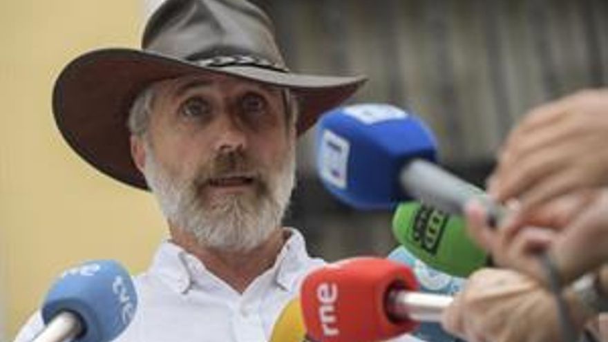 Ganaderos asturianos intentan entregar a Barbón un cordero que se quedó sin madre por un ataque del lobo