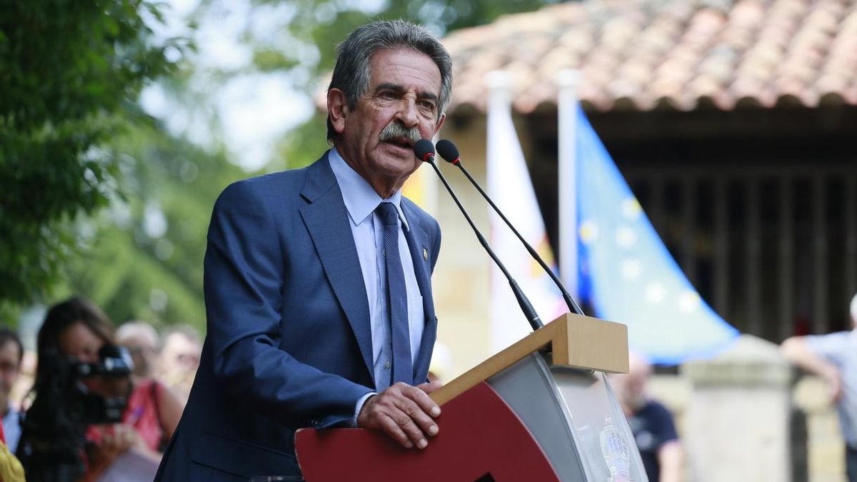 El presidente de Cantabria, Miguel Ángel Revilla, durante un discurso en Puente San Miguel.
