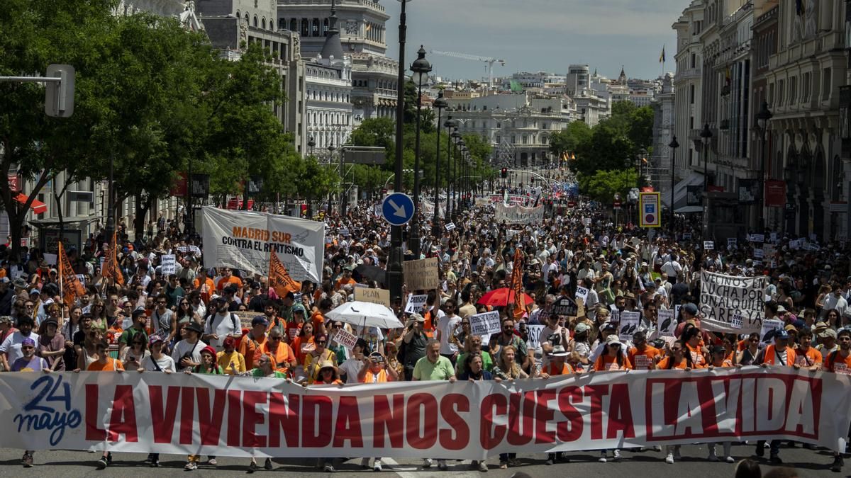 La manifestación a su paso por la calle Alcalá.