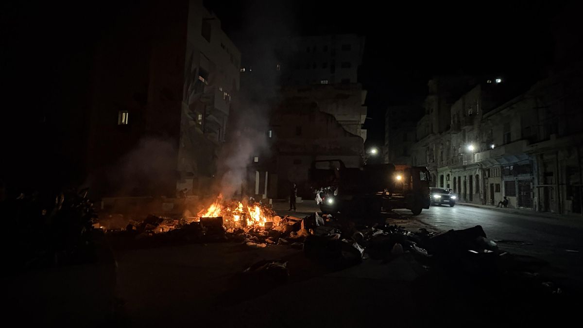 Una hoguera con basura arde en La Habana en una noche sin luz eléctrica.