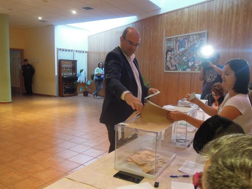 Anselmo Pestana, candidato por el PSOE a la Presidencia del Cabildo de La Palma, ha votado en Santa Cruz de La Palma.
