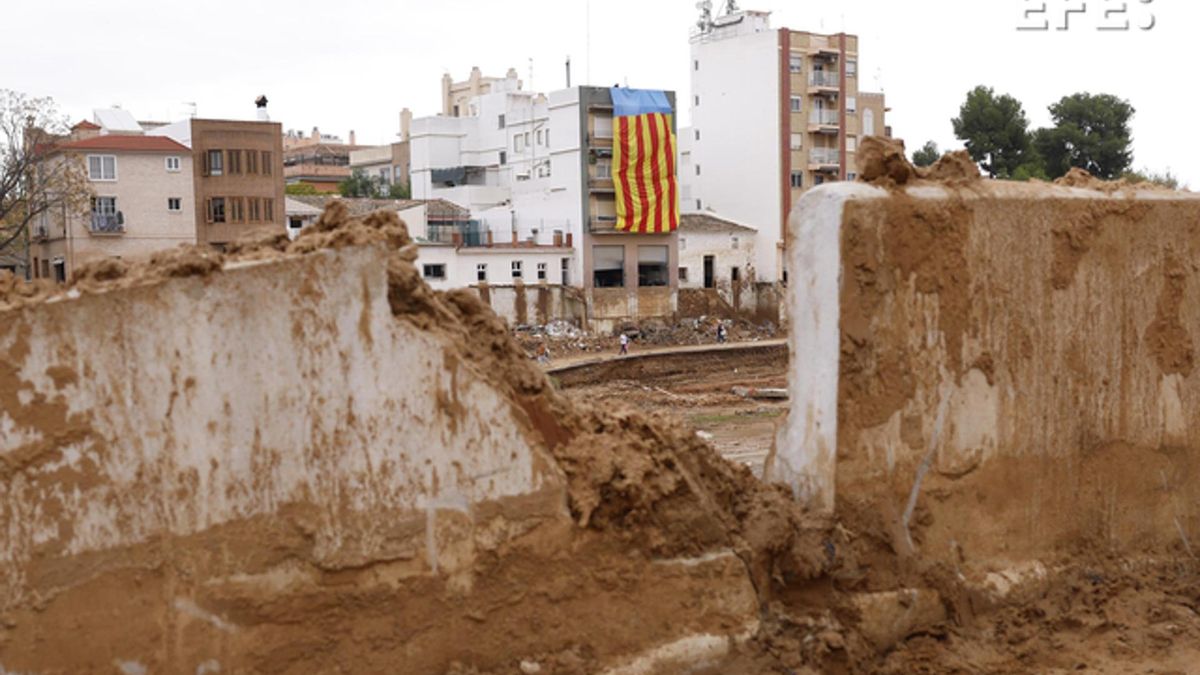 Una bandera valenciana cuelga de la fachada de un edificio junto al Barranco del Poyo, mientras siguen los trabajos de limpieza y desescombro en Picanya (Valencia) tras la trágica riada del pasado 29 de octubre. EFE/ Villar López