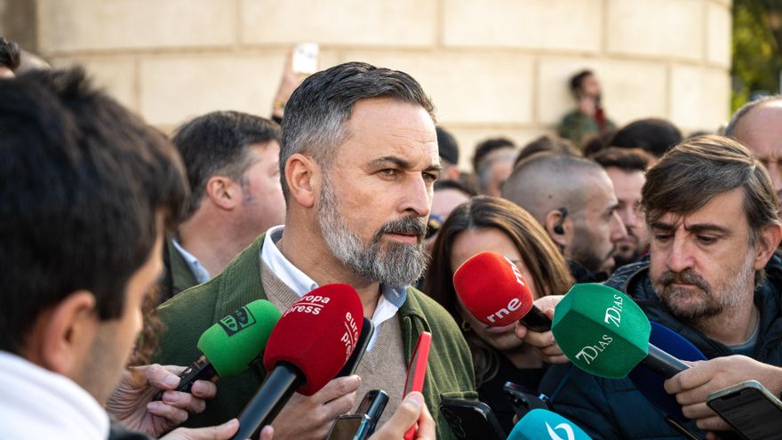 El presidente de Vox, Santiago Abascal, atiende a los medios, en la Plaza de los Reyes Católicos, a 17 de noviembre de 2025, en Badajoz, Extremadura (España).