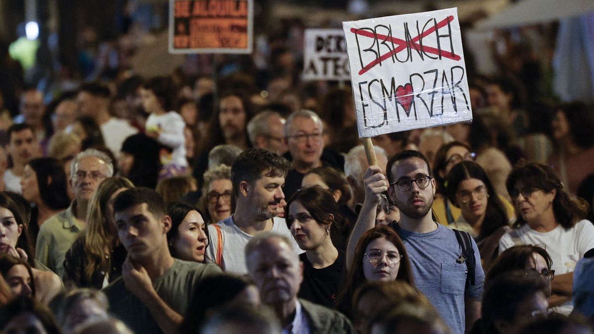Miles de personas protestan en València contra la turistificación y en defensa del territorio.
