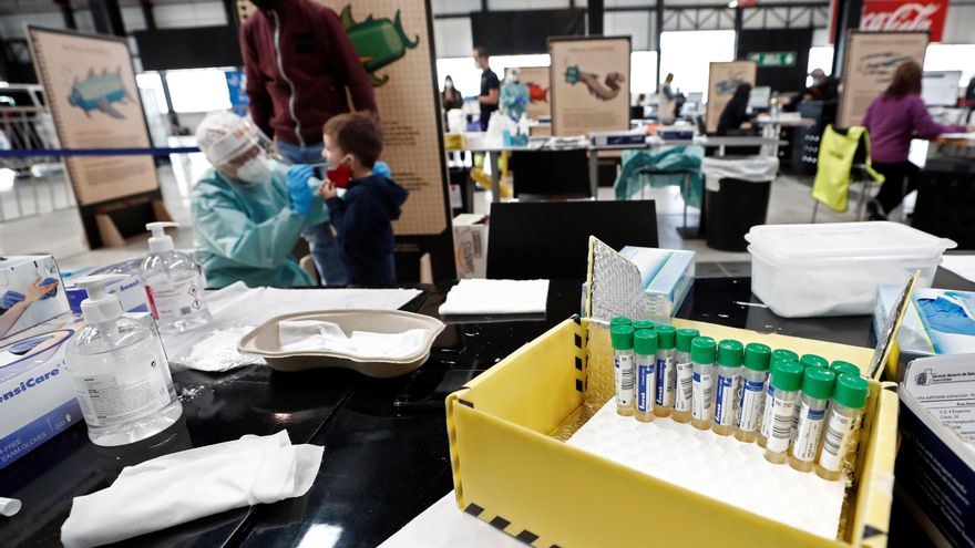 Una enfermera realiza una PCR en Refena. EFE/Jesús Diges