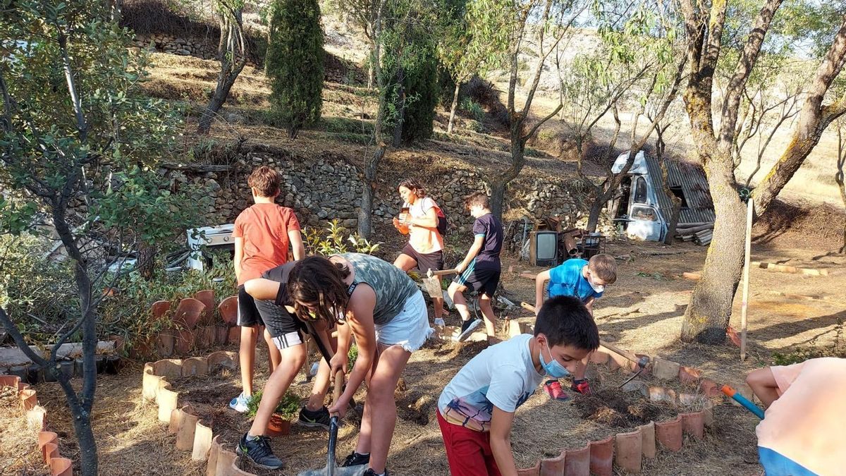 Los vecinos trabajan en la restauración de la era del tío Cesáreo