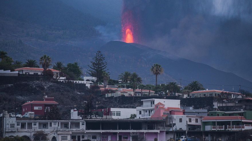 Viviendas y al fondo la boca eruptiva del volcán de La Palma