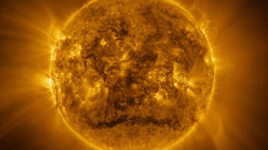 Una 'severa' tormenta solar golpea hoy el campo magnético de la Tierra