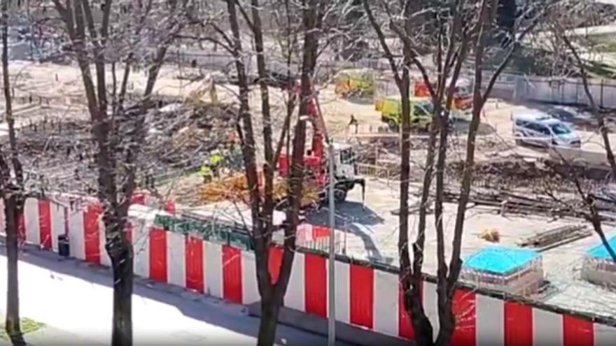 Susto en las obras de la L11 de Metro en Madrid Río: un trabajador se rompe una pierna al ser arrollado por una retroexcavadora
