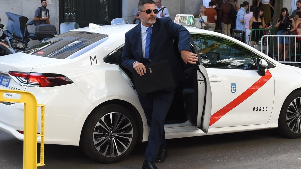 Archivo - El administrador mancomunado de 'Obras Públicas y Regadío SA', Daniel Fernández Menéndez, llegando al Tribunal Supremo a declarar por el ‘caso Koldo’,  el pasado 4 de julio de 2025. Archivo.