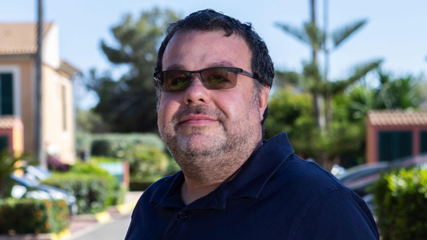 Xisco forma parte de una plataforma vecinal que lamenta los efectos nocivos de la granja.