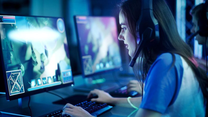 “Vete a fregar”: la mitad de las mujeres 'gamers' que juegan online con hombres viven o presencian ataques machistas