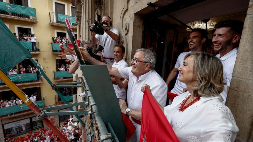 Luis Sabalza, presidente de Osasuna, lanza el chupinazo acompañado de la alcaldesa de Pamplona, Crsitina Ibarrola.