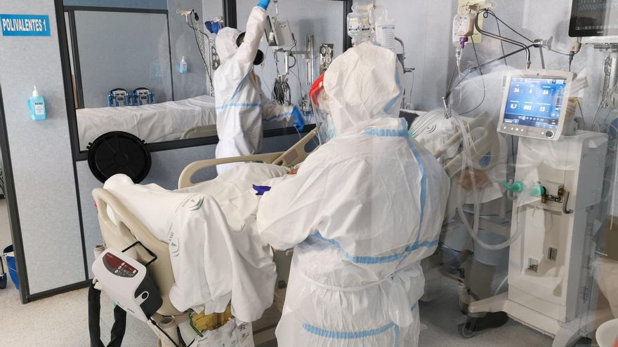 Sanitarios atienden a un paciente en la UCI covid de Torrecárdenas
