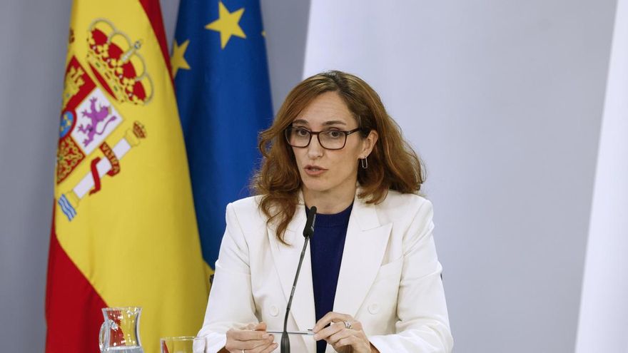 La ministra de Sanidad, Mónica García, durante su intervención en la rueda de prensa posterior a la reunión del Consejo de Ministros este martes en Moncloa.