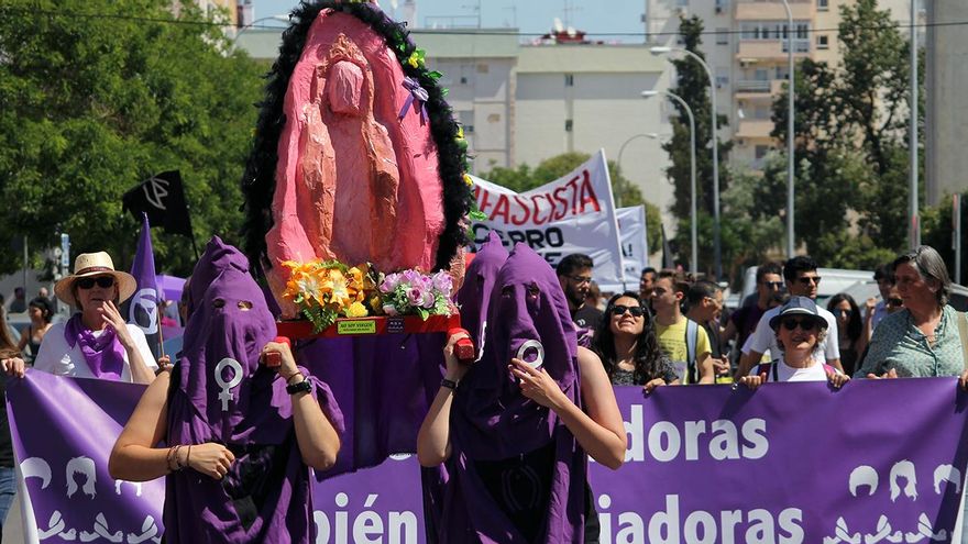 Procesión de 'coños insumisos' en las calles de Sevilla por el Día de los Trabajadores