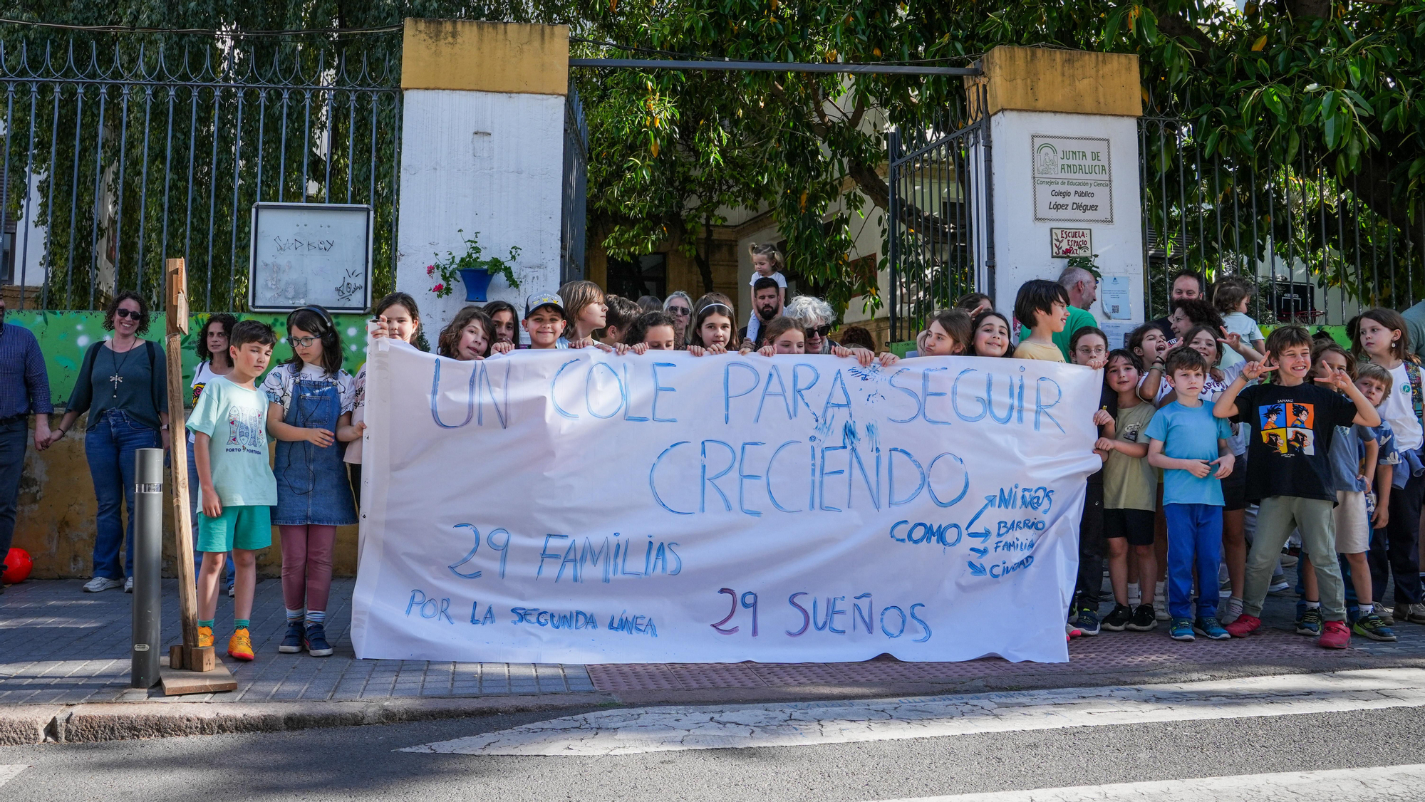 Las familias de Infantil de tres años del CEIP López Diéguez celebran un abrazo colectivo en señal de defensa de la escuela pública