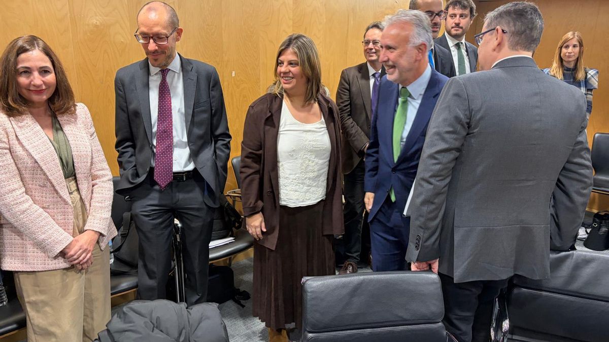 La vicepresidante del Principado, Gimena Llamedo, junto con el ministro de Política Territorial y Memoria Democrática, Ángel Víctor Torres.