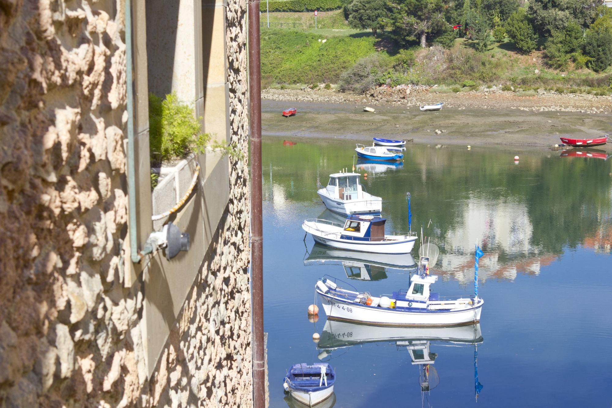 Barcas en la Ría de San Vicente de La Barquera.