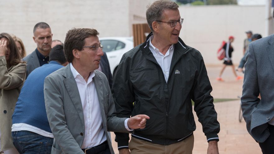 El alcalde y candidato del PP a la reelección, José Luis Martínez-Almeida (i), y el líder del PP, Alberto Núñez Feijóo (d), a su llegada a un coloquio, en la Ciudad de la Raqueta, a 23 de mayo de 2023, en Madrid (España). El coloquio se ha estructurado en