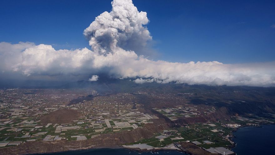 Vista tomada desde un helicóptero de la colada de lava del volcán de la isla de La Palma en su quinto día de actividad. EFE/ Ramón De La Rocha. POOL