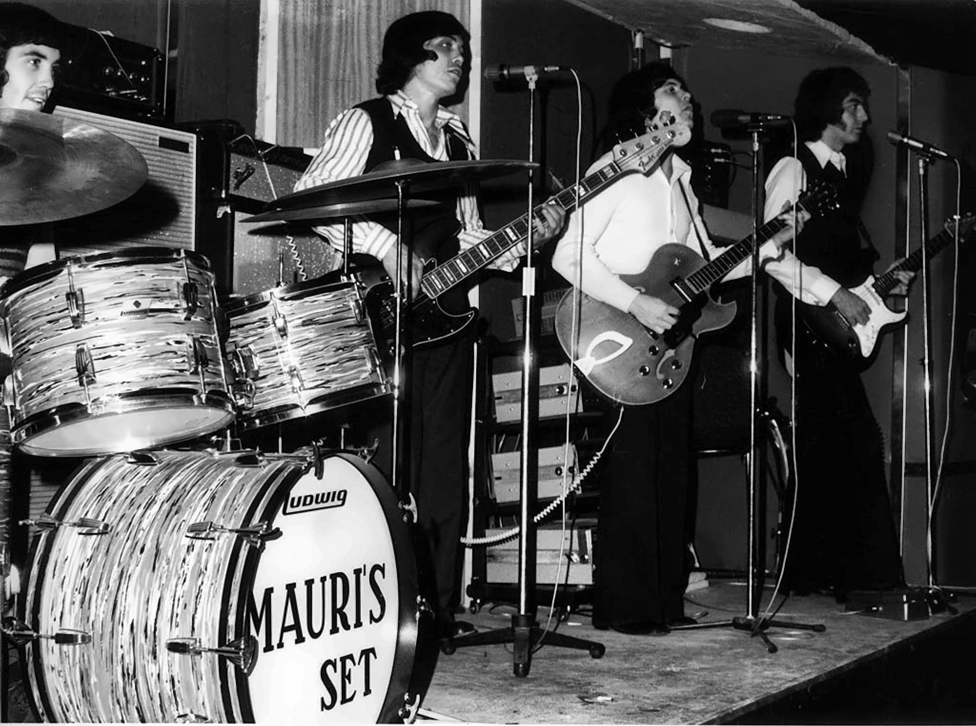 Mauri's set en actuando en el Haima en 1968, en el mismo escenario en el que subiría a tocar con ellos Noel Reading de la Jimi Hendrix Experience