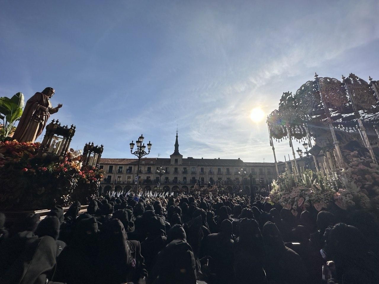 El Encuentro de León recupera la tradición ante los pasos en la Plaza Mayor, en imágenes
