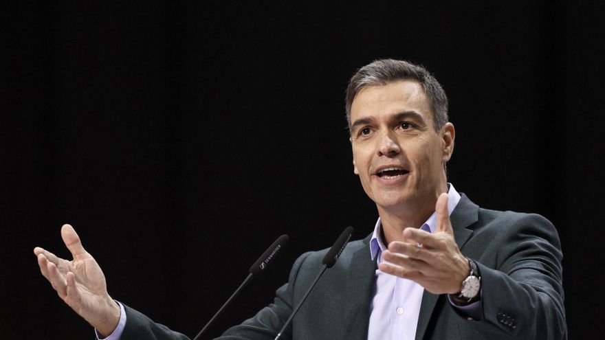 El presidente del Gobierno y secretario general del PSOE, Pedro Sánchez, interviene ante el Plenario en la clausura del 40 Congreso Federal del partido que se ha celebrado en Valencia. EFE/ Biel Aliño