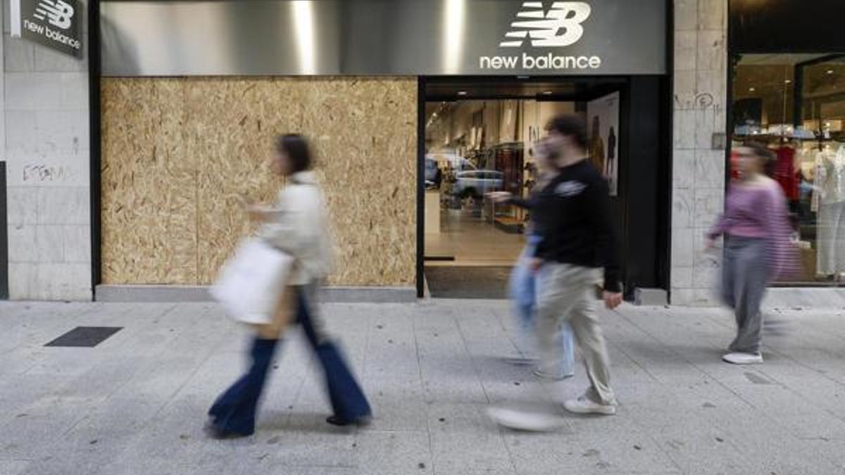 Los comercios del centro de València se protegen por la amenaza de posibles saqueos este sábado por 'Blocus'