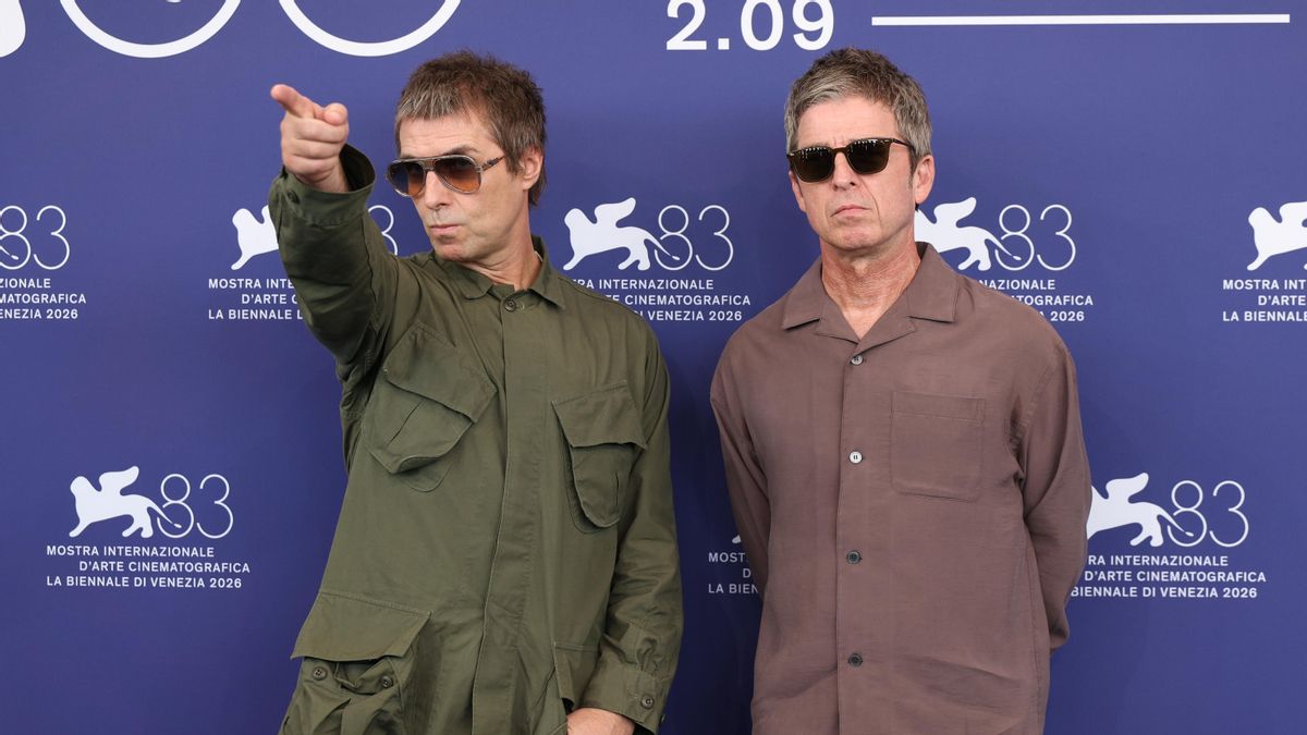 Liam Gallagher y Noel Gallagher en el photocall de 'Oasis: Don't look back in anger' en Venecia