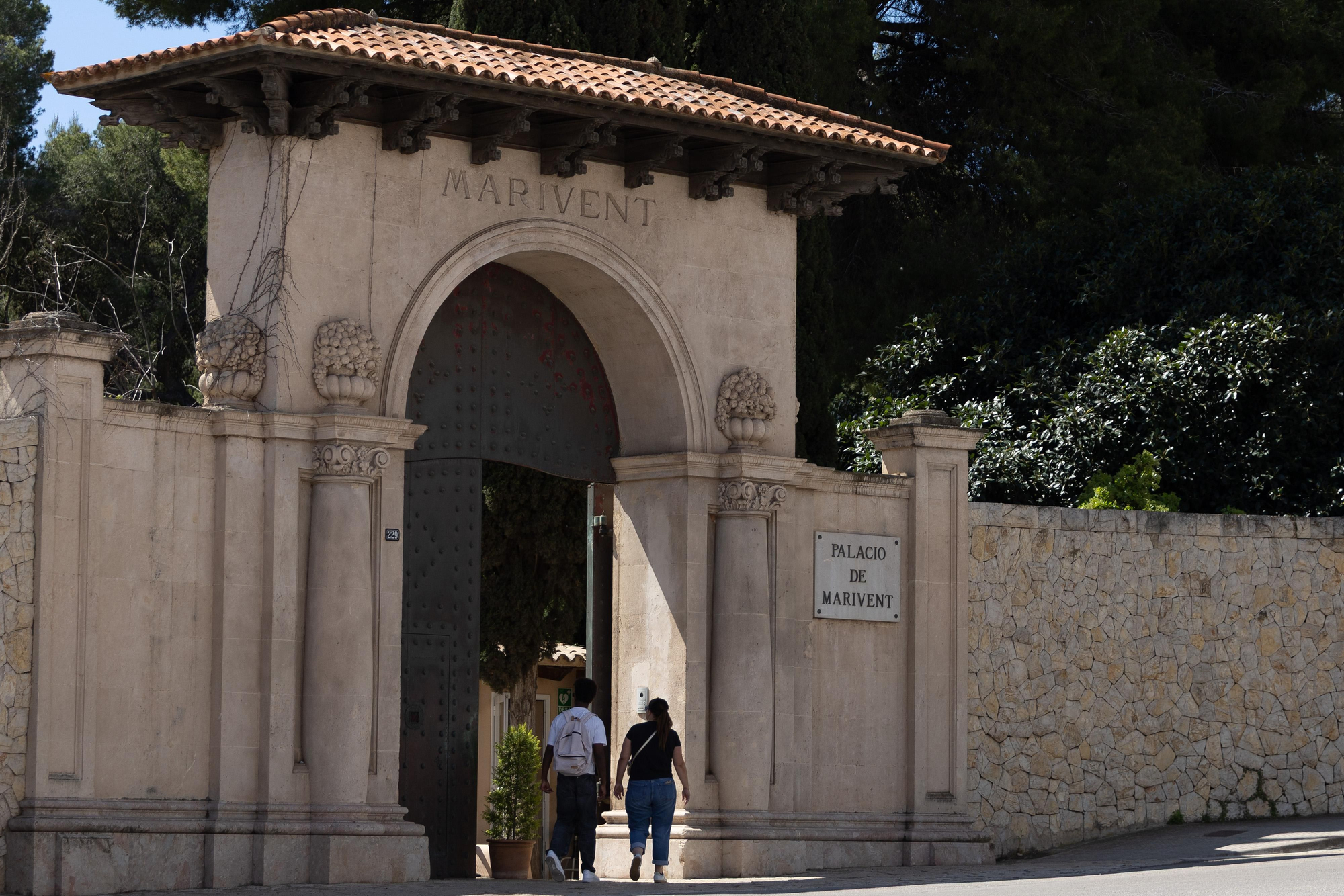 Puerta principal de acceso a los jardines de Marivent