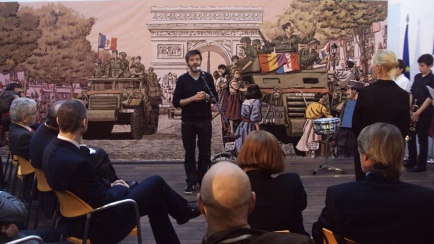 El mural gigante del artista Paco Roca sobre la liberación de París, en peligro por el cierre del Institut Français de Valencia